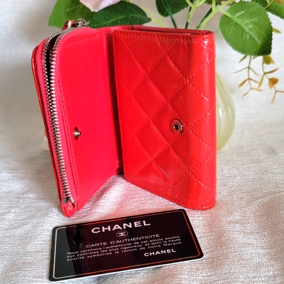 COA CHANEL Pink Quilted Patent Leather Classic Wallet - Picture 9 of 16